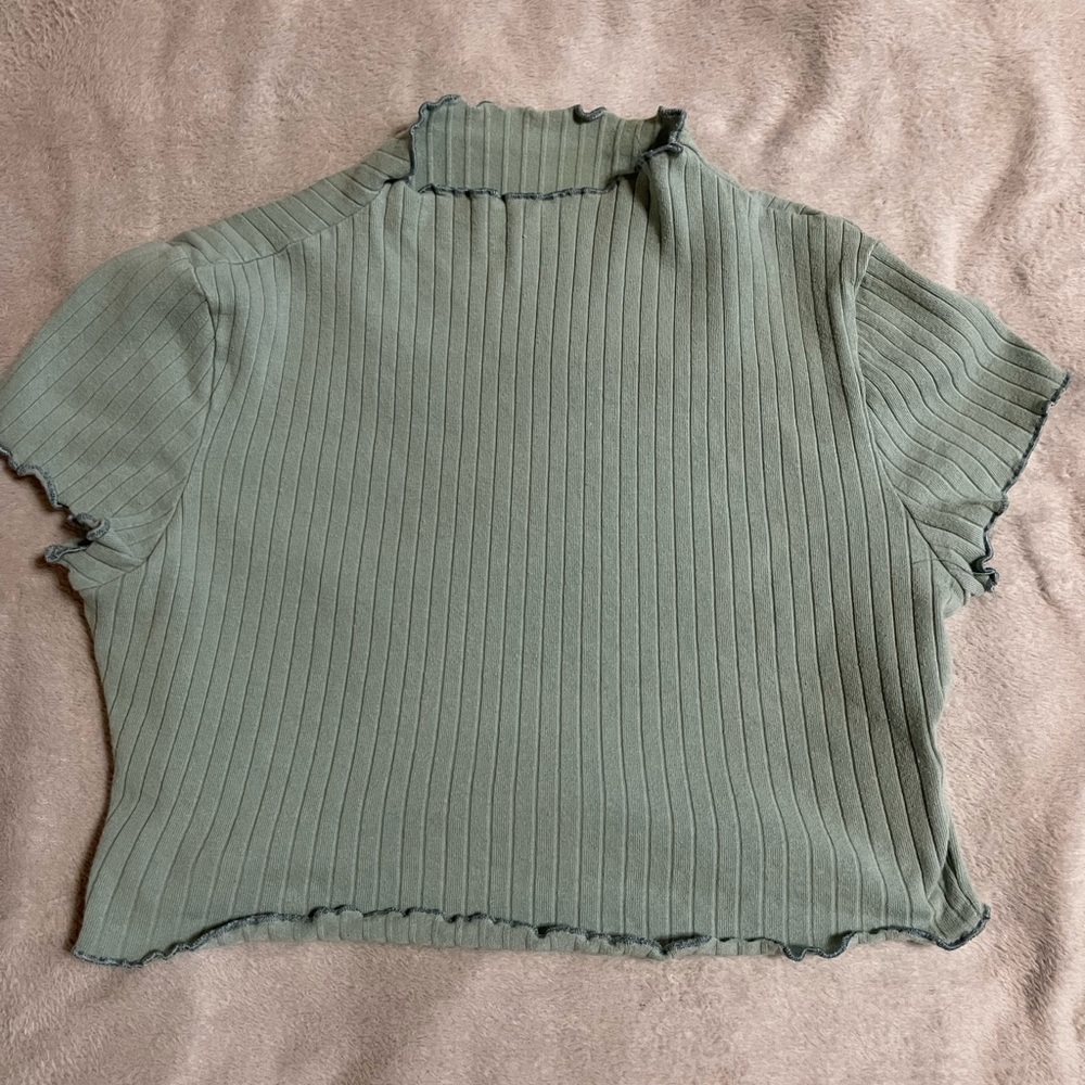Skein cropped green turtle neck. Very stretchy material and comfortable wear